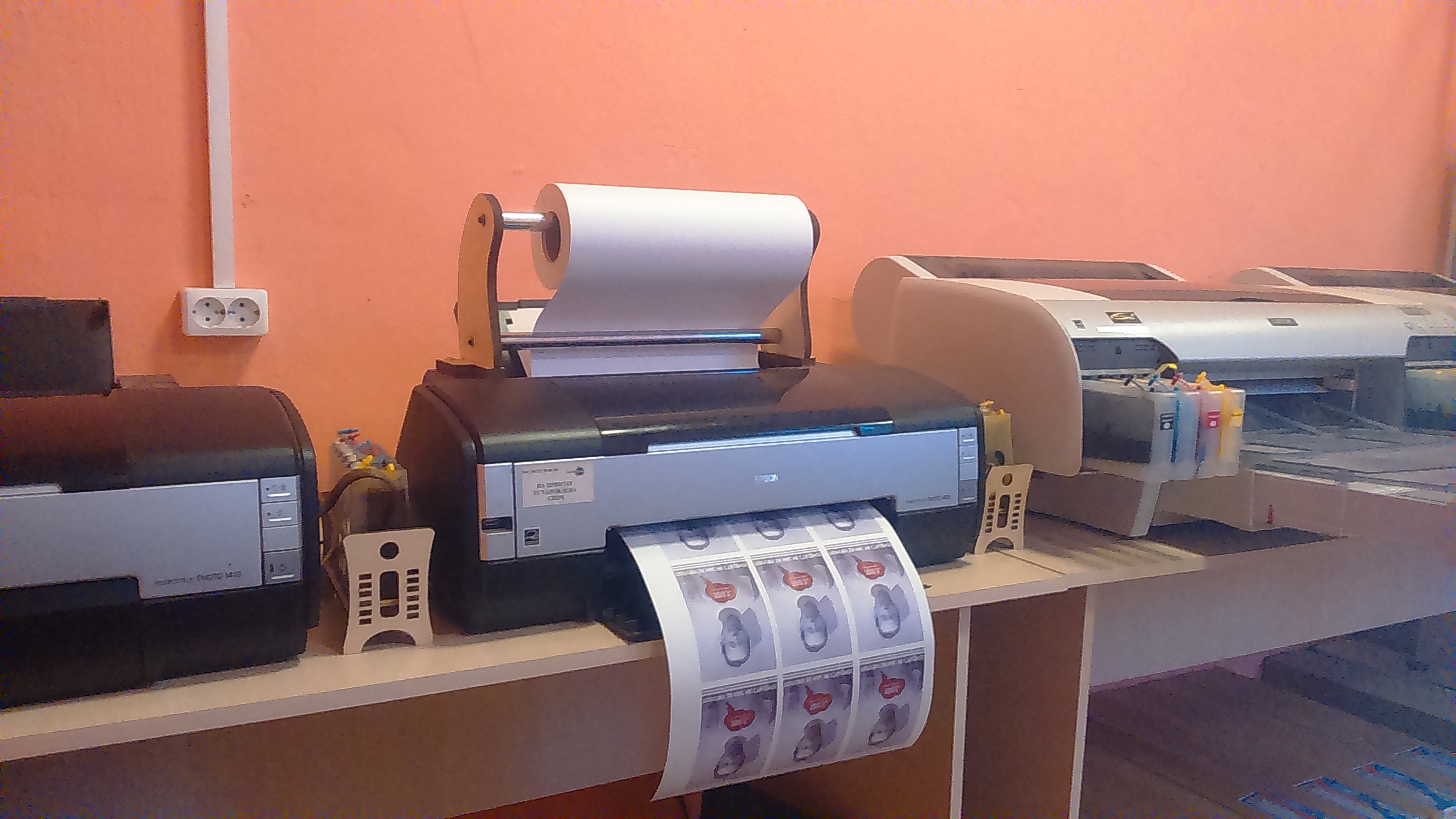 Печать на принтере бланки. Принтер Эпсон для рулонной печати. Epson принтеры для а3,а4. Цифровая печатная машина Епсон. Epson l1800 рулонный.